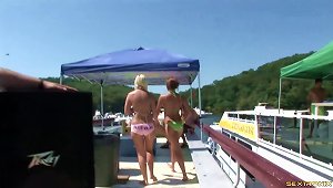 Amateur Sluts In Swimsuits Gladly Flash At A Lake Party